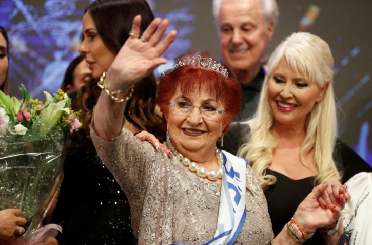 Selina Steinfield salue le public après avoir remporté le concours de beauté "Miss Shoah" le 16 novembre 2021 à Jérusalem