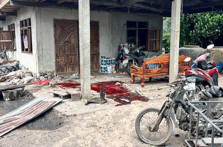 Une image publiée jeudi par l'armée thaïlandaise montre une mare de sang devant une maison du district frontalier de Kap Choeng, attaquée selon Bangkok par des roquettes provenant du Cambodge, le 24 juillet 2025 
