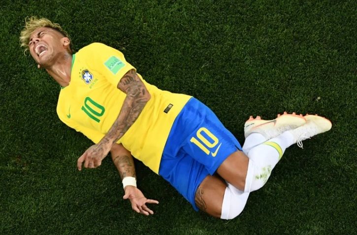 L'attaquant brésilien Neymar très démonstratif après une faute du Suisse Valon Behrami, lors du Mondial, le 17 juin 2018 à Rostov