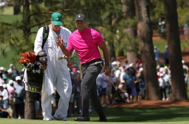 Le golfeur américain Tiger Woods sur le green lors du premier tour du Masters d'Augusta, le 7 avril 2022 à Augusta en Géorgie aux Etats-Unis