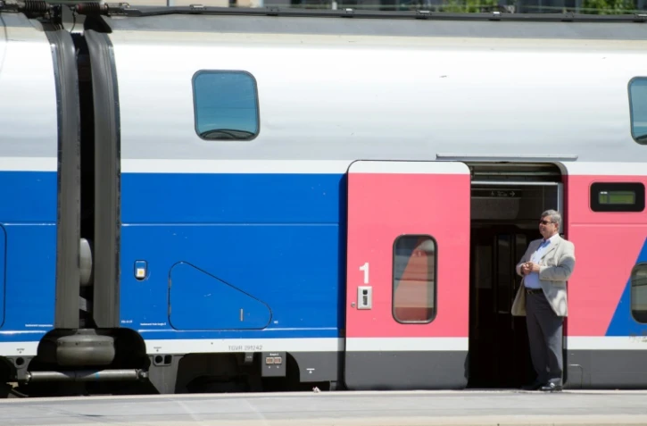 Les quatre syndicats représentatifs de la SNCF appellent à la grève le 9 mars pour demander des recrutements, une hausse des salaires et des garanties sur les futures conditions de travail des cheminots, dans un préavis envoyé lundi à la direction