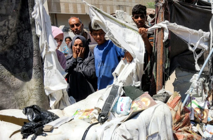 Des personnes inspectent les dégâts dans un campement de tentes qui abritait des déplacés, après un bombardement israélien, près de l’hôpital Chifa, dans la ville de Gaza, le 4 septembre 2025