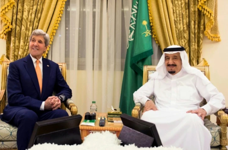 John Kerry et le le roi saoudien Salman bin Abdulaziz le 11 mars 2016 à Hafar al-Batin