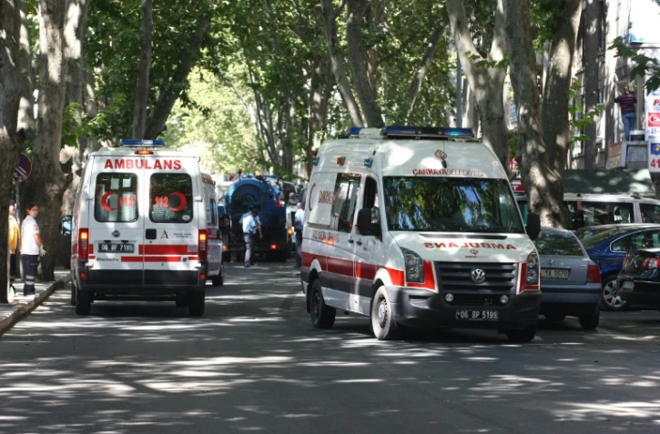 Des policiers turcs et des secours se rendent sur les lieux d'une puissante explosion dans la capitale Ankara, le 20 septembre 2011