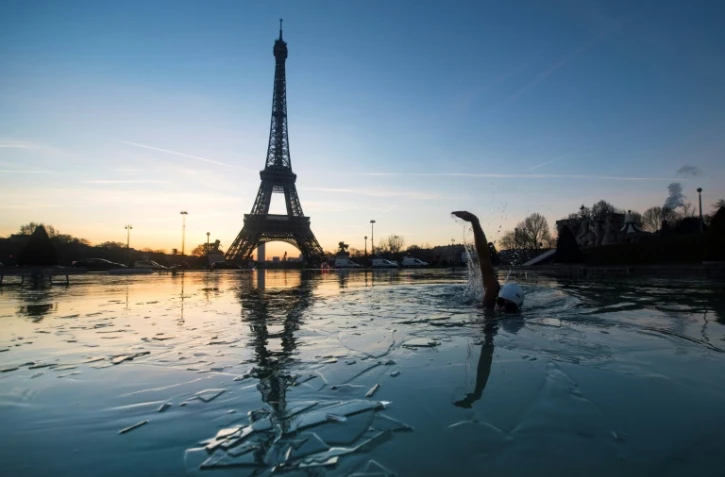 L'apnéiste français Alexandre Voyer nage dans la fontaine du Trocadéro à Paris, le 6 janvier 2017