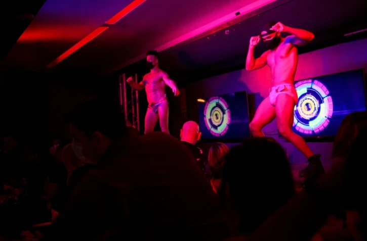 Des danseurs d'une boîte de nuit de West Hollywood, près de Los Angeles, peu après l'entrée en application de l'obligation de port du masque en intérieur, le 18 juillet 2021