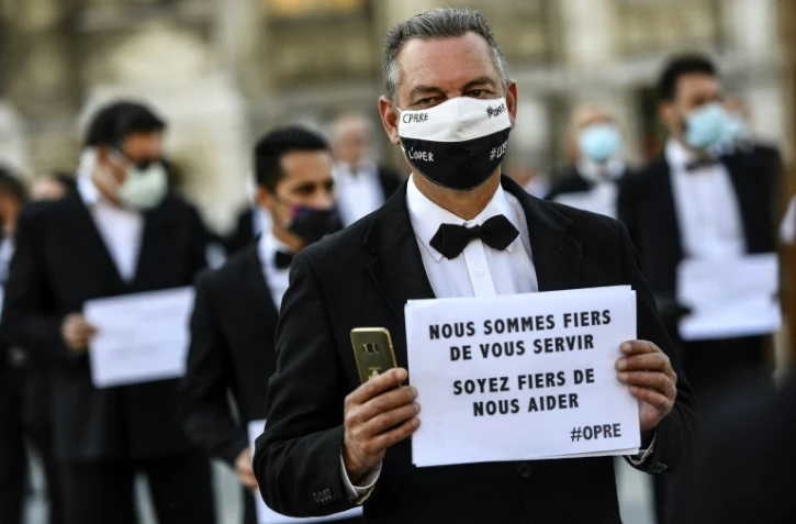 Un travailleur "extra" de l'événementiel manifeste à Paris le 24 juin 2020