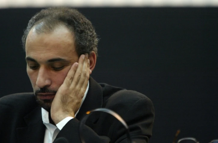 Le théologien suisse Tariq Ramadan, le 15 novembre 2003 à Ivry-sur-Seine, lors d'une table ronde à l'occasion du Forum social européen