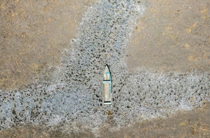 Vue aérienne d'un petit bateau sur un terrain asséché où il y avait de l'eau dans le lac Cuitzeo, dans l'État de Michoacan, au Mexique, le 3 mars 2024