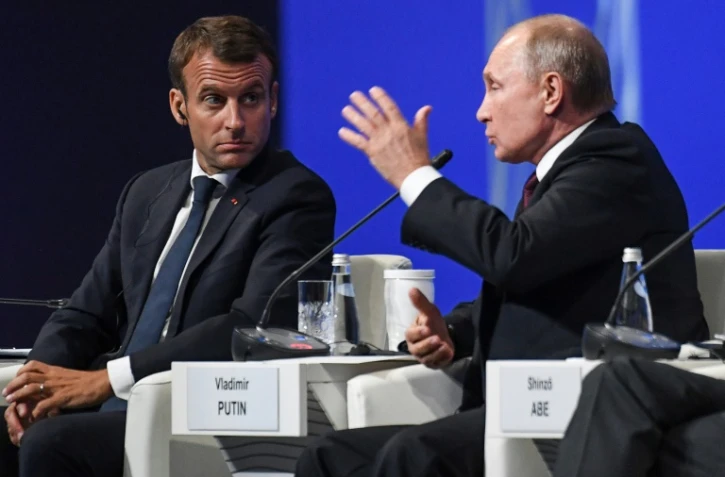 Le président français Emmanuel Macron et son homologue russe Vladimir Poutine lors du Forum économique de Saint-Pétersbourg le 25 mai 2018
