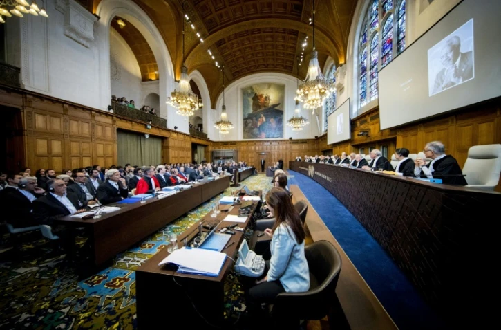 Un hommage à l'ancien secrétaire général de l'ONU Kofi Annan est diffusée sur un écran, lors de l'ouverture de l'audience devant la Cour internationale de Justice (CIJ) à La Haye le 27 août 2018