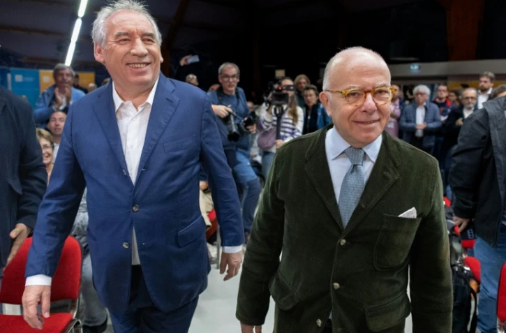 Leprésident du MoDem François Bayrou et l'ancien Premier ministre Bernard Cazeneuve à l'université d'été du parti le 29 septembre 2024 à Guidel, dans le Morbihan
