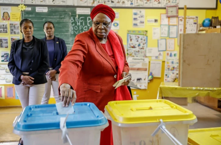 La vice-présidente Netumbo Nandi-Ndaitwah, candidate de la Swapo, le parti au pouvoir, vote à Windhoek, le 27 novembre 2024 en Namibie