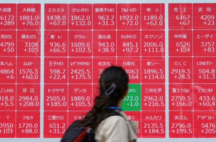 Un panneau affichant les cotations de la Bourse de Tokyo le 8 avril 2025 