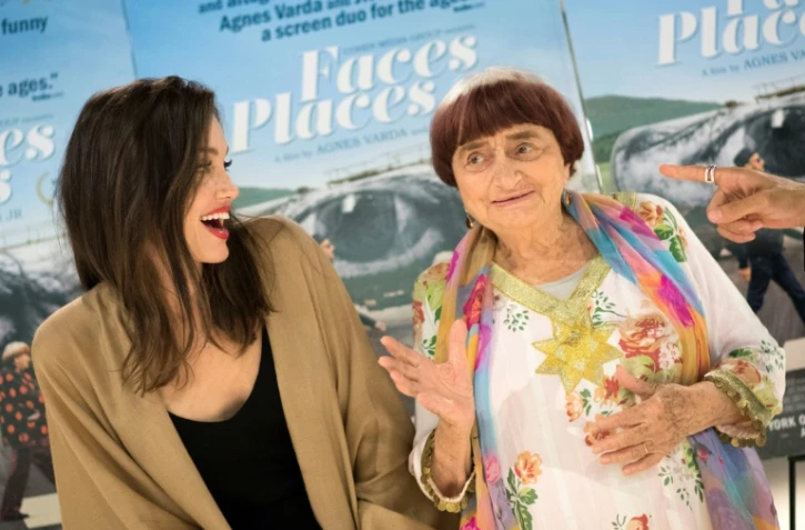 Agnès Varda accompagnée d'Angelina Jolie à la première de son documentaire Faces Places ("Visages, villages") le 11 octobre 2017 à West Hollywood