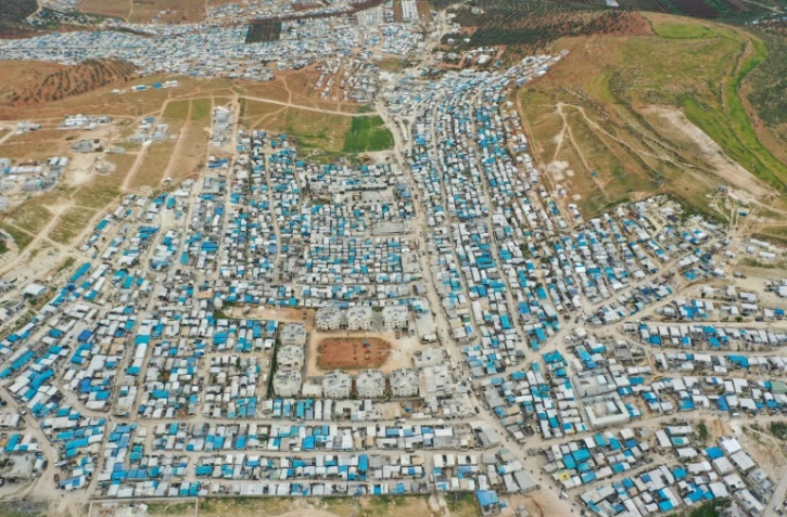 Vue aérienne prise par drone du camp de personnes déplacées près de Kah, le 21 avril 2020 dans la province d'Idleb, dans le nord de la Syrie