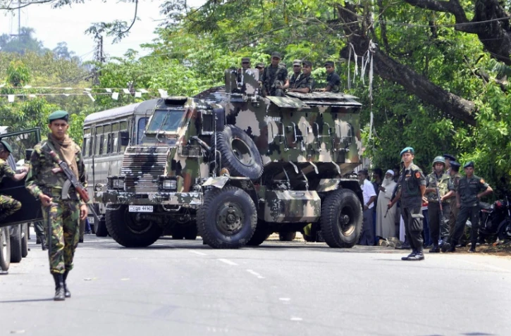 Des forces de police sri-lankaises déployées dans les rues de Pallekele, le 6 mars 2018 après la proclamation de l'état d'urgence