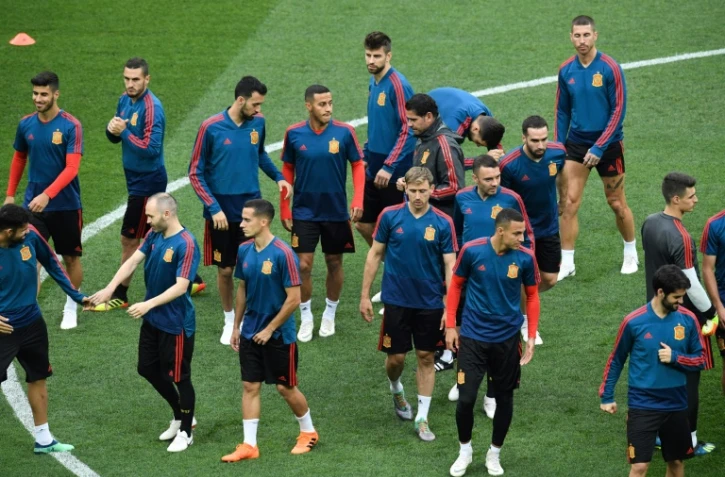 Le sélectionneur de l'équipe d'Espagne Fernando Hierro (c) dirige une séance d'entraînement au stade Loujniki, le 30 juin 2018 à Moscou