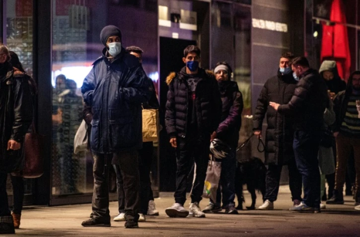 Des clients font la queue devant un magasin de Berlin à la veille de l'instauration de nouvelles restrictions contre le Covid-19, le 15 décembre 2020