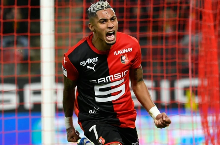 L'attaquant brésilien de Rennes Raphinha marque le but de la victoire dans le temps additionnel contre Nantes le 31 janvier 2020 à Rennes
