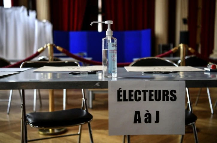Un flacon de gel hydroalcoolique dans un bureau de vote pour les municipales, le 13 mars 2020 à Paris