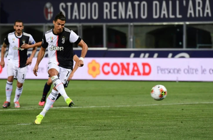 L'attaquant de la Juventus Cristiano Ronaldo transforme un penalty sur le terrain de Bologne, le 22 juin 2020
