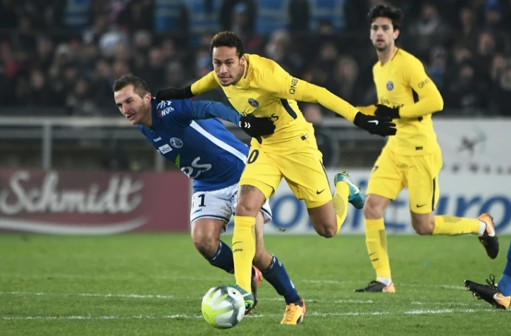 L'attaquant du PSG Neymar à la lutte avec le milieu de terrain de Strasbourg Dimitri Lienard, le 2 décembre 2017 à La Meinau