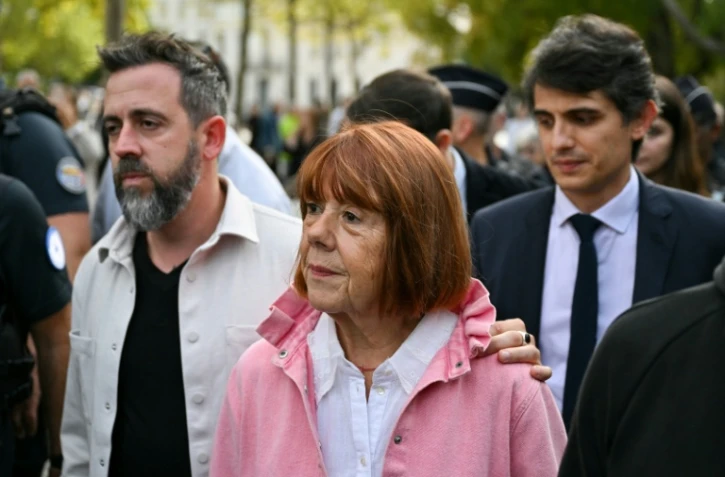 Gisèle Pelicot (c), son fils Florian Pelicot (g) et son avocat Stéphane Babonneau quittent le palais de justice de Nîmes à l'issue du procès en appel des viols de Mazan, le 9 octobre 2025 dans le Gard