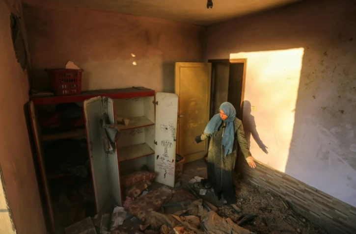 Une femme palestinienne inspecte les dégâts dans sa maison après des raids aériens israéliens dans la bande de Gaza, le 9 décembre 2017