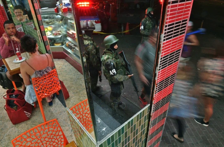 Des policiers militaires brésiliens dans le quartier de Rocinha, à Rio de Janeiro, le 27 septembre 2017