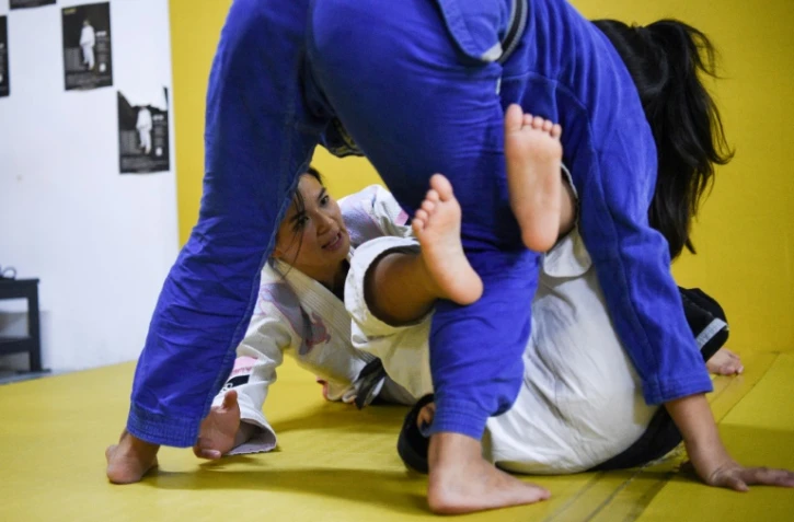 La championne de jiu-jitsu Meggie Ochoa (g) entraîne ses élèves, le 5 février 2019 à Manille, aux Philippines