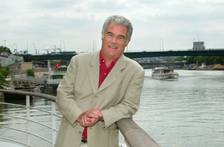 Le journaliste Georges Pernoud pose le 16 juin 2004 à bord du studio péniche de "Thalassa"