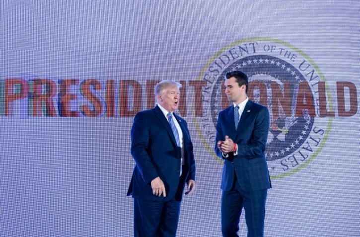 Le président américain Donald Trump (G) et l'influenceur américain Charlie Kirk (D), à Washington, aux Etats-Unis, le 23 juillet 2019