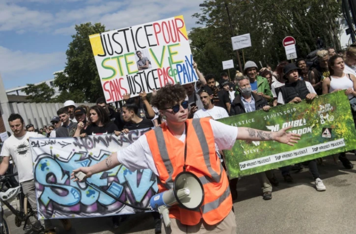 Plusieurs milliers de personnes défilent, le 21 juin 2020 à Nantes, pour la marche blanche qui marque le premier anniversaire de la disparition de Steve Maia Caniço il y a un an lors d'une intervention policière controversée le soir de la fête de la musique