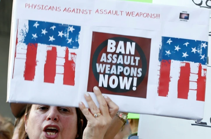 Des manifestants demandent un renforcement des lois sur le contrôle des armes à feu aux Etats-Unis, le 17 février 2018 à Fort Lauderdale (Floride) après une fusillade dans un lycée de la région qui a fait 17 morts