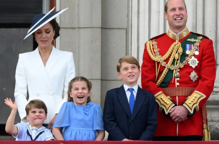 Le prince William, son épouse Kate et ses trois enfants Louis, Charlotte et George, au balcon de Buckingham Palace lors du jubilé de platine de la reine Elizabeth II, le 2 juin 2022 à Londres