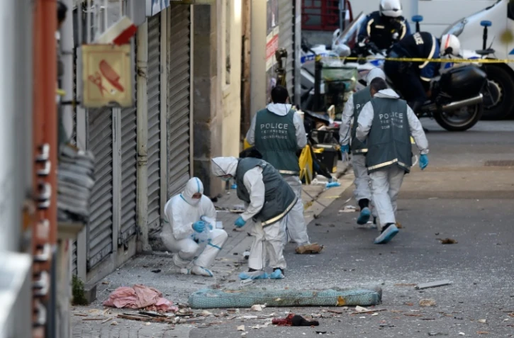 La police scientifique cherche des éléments près du bâtiment à Saint Denis pris d'assaut le 18 novembre 2015