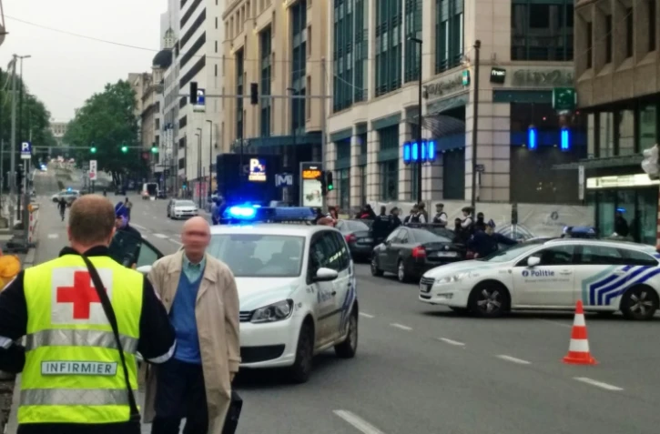 Des voitures de police bloquent l'accès à un centre commercial à Bruxelles le 21 juin 2016