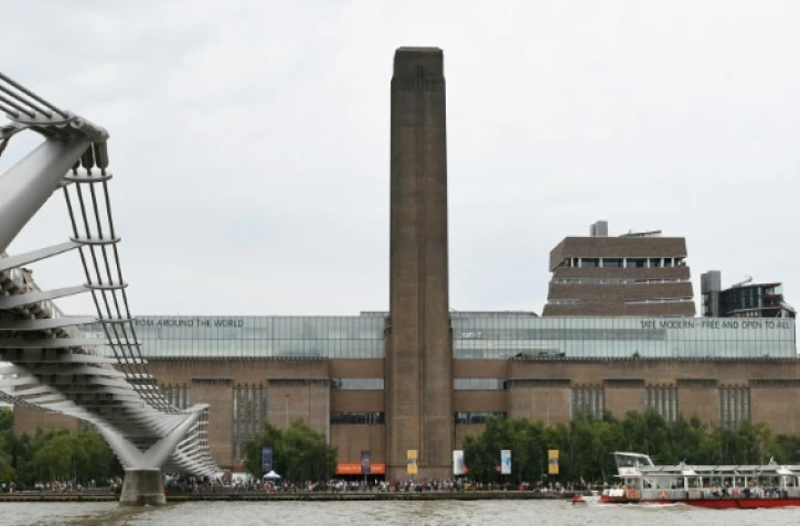 Vue générale du musée Tate Modern au bord de la Tamise à Londres, le 4 août 2019, après son évacuation après l'agression d'un enfant français par un adolescent britannique
