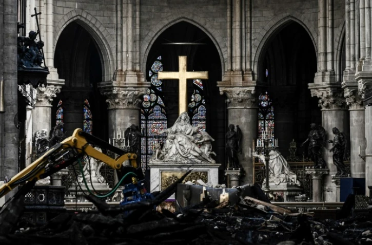 La croix de l'autel de Notre-Dame de Paris au milieu des décombres, le 15 mai 2019