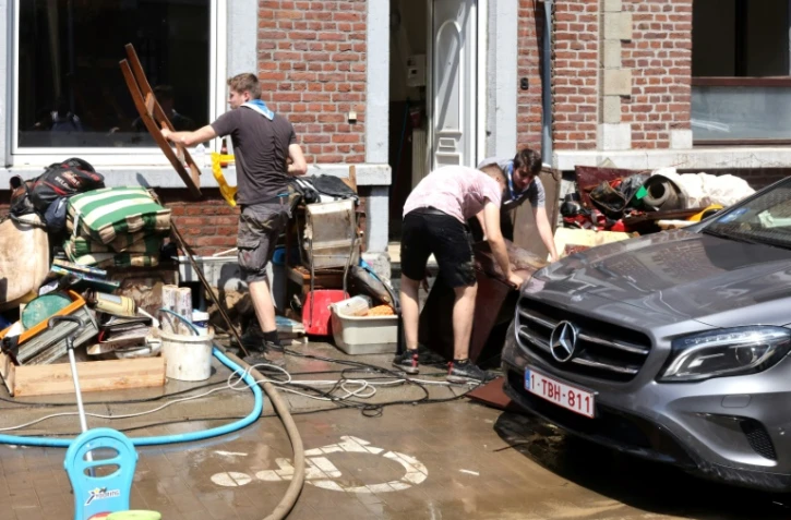 Des habitants nettoient leur maison endommagée à Angleur, près de Liège, le 17 juillet 2021