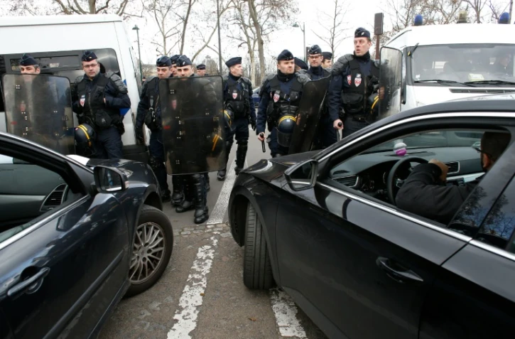 Les chauffeurs de VTC et Loti ont entamé lundi une nouvelle opération escargot, le 3 février 2016 Paris