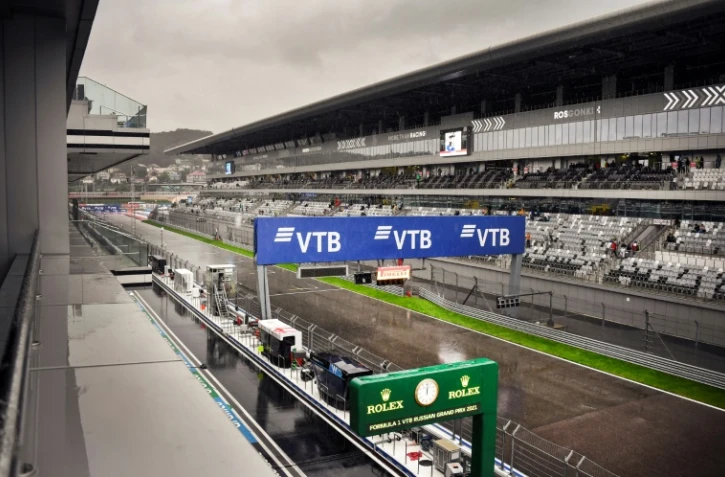 Le circuit du Grand Prix de Russie de F1 détrempé et sous la pluie le 25 septembre 2021 à Sotchi