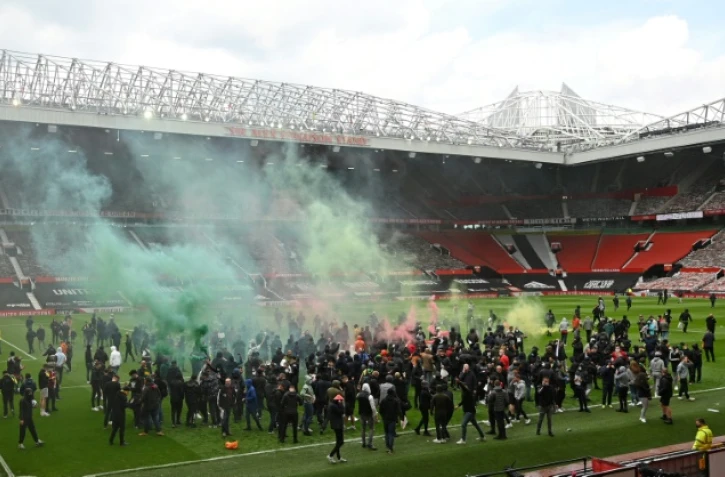 Des supporters de Manchester United ont réussi à envahir la pelouse du stade d'Old Trafford, provoquant le report du match de Premier League contre Liverpool, le 2 mai 2021