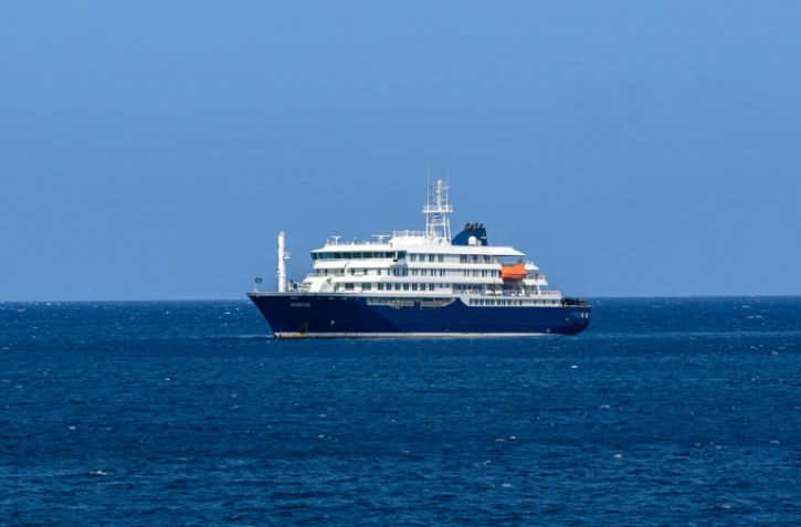 Vue aérienne du bateau de croisière MV Hondius au mouillage au large du port de Praia, au Cap-Vert, le 3 mai 2026