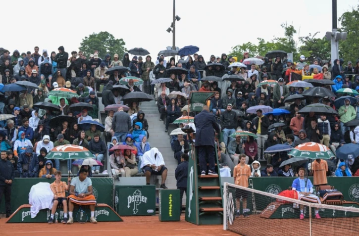 Les spectateurs du match entre le Français Giovanni Mpetshi Perricard (g) et le Belge David Goffin, le 28 mai 2024 à Roland-Garros