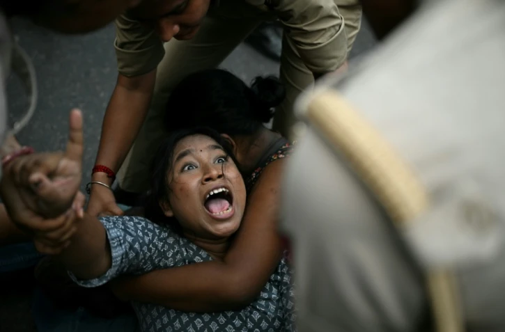 La police arrête des manifestants qui demandent la démission du président de la commission électorale Gyanesh Kumar, à New Delhi en Inde, le 11 octobre 2026