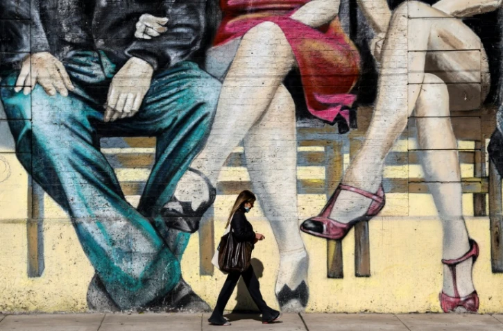 Une affiche de danseuse de tango peinte sur un mur de Buenos Aires, le 24 août 2020