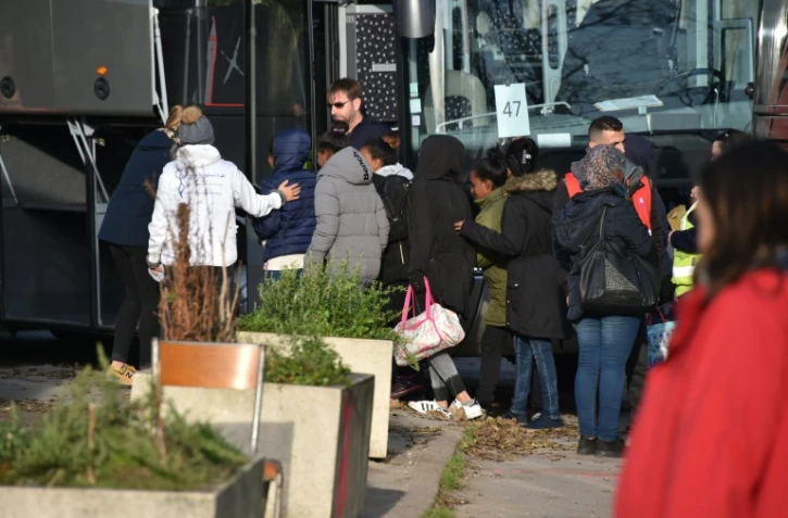 Des migrants quittent le centre Jules Ferry, le 3 novembre 2016 à Calais