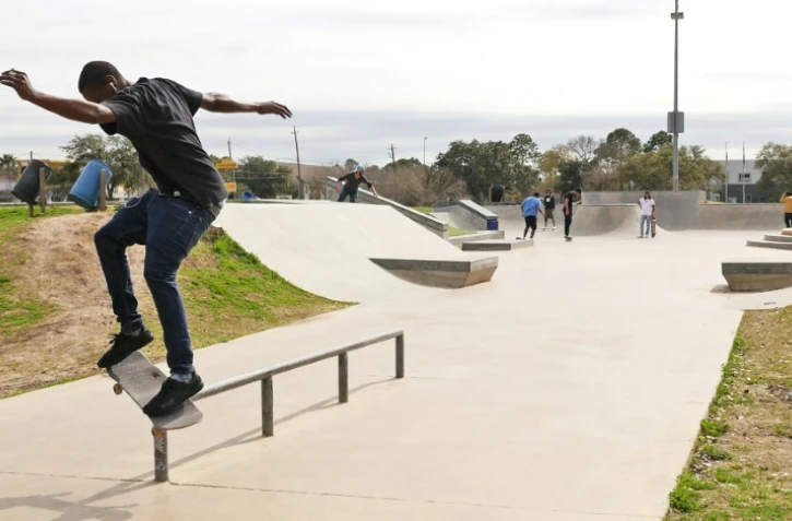 Dallis Thompson effectue une figure de style avec son "skate" à Houston, Texas, le 26 janvier 2021